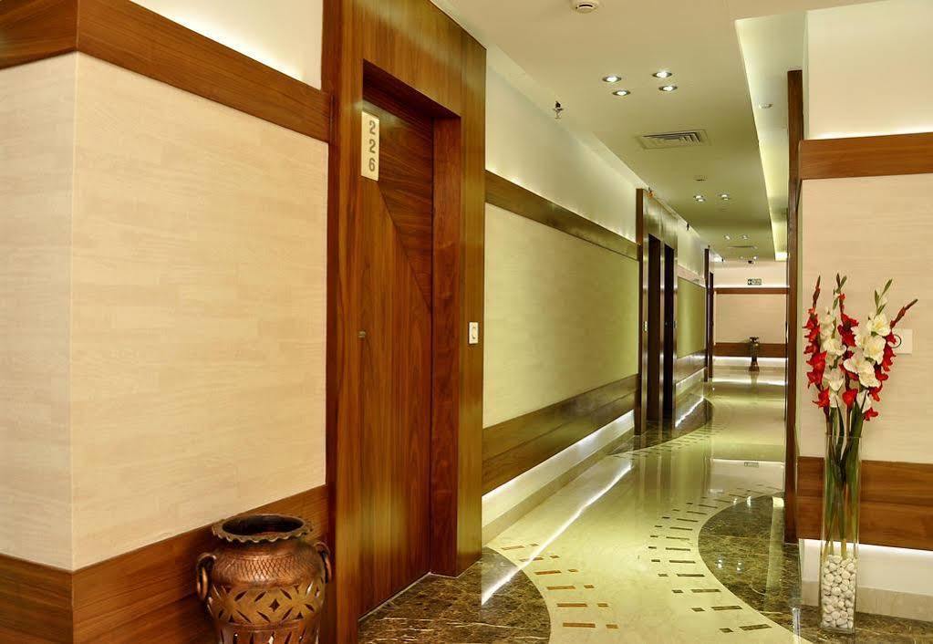 Hotel Niharika Calcutta Eksteriør billede
